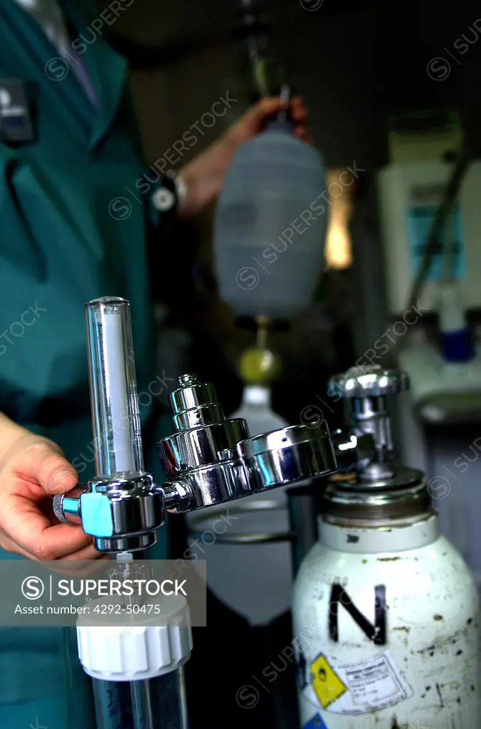Anesthesia gas dispenser