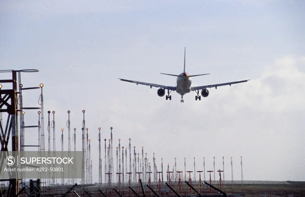 airplane (boeing 737)landing-on final approach