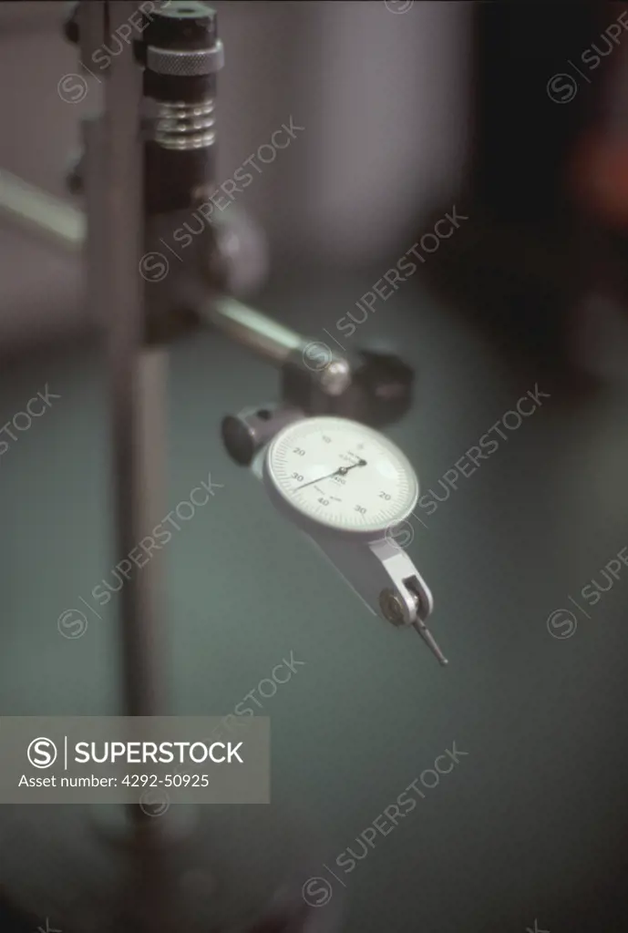 Precision measuring gauge