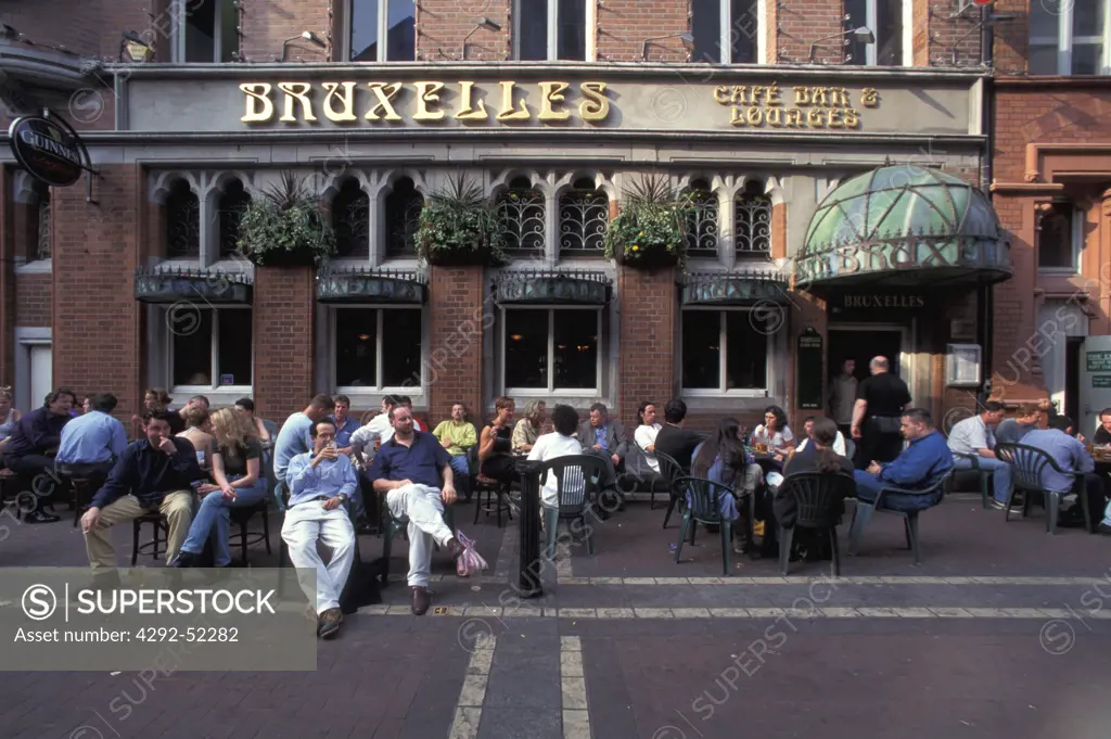 Ireland, Dublin: people having a beer at Bruxelles Pub
