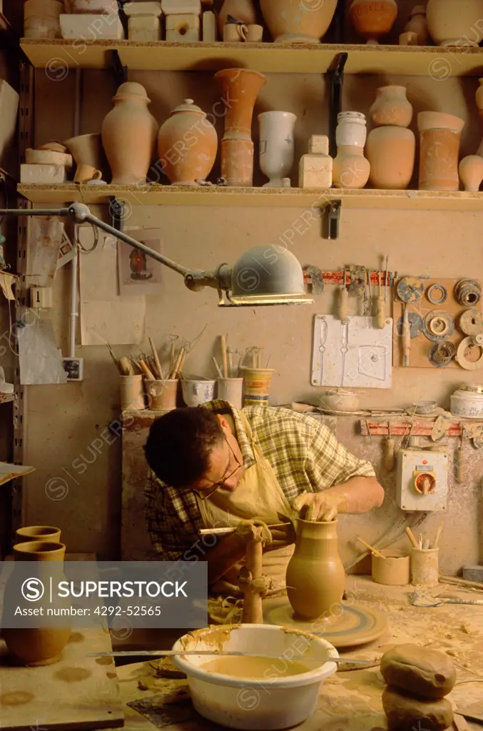 France, Provence, clay worker, making pot
