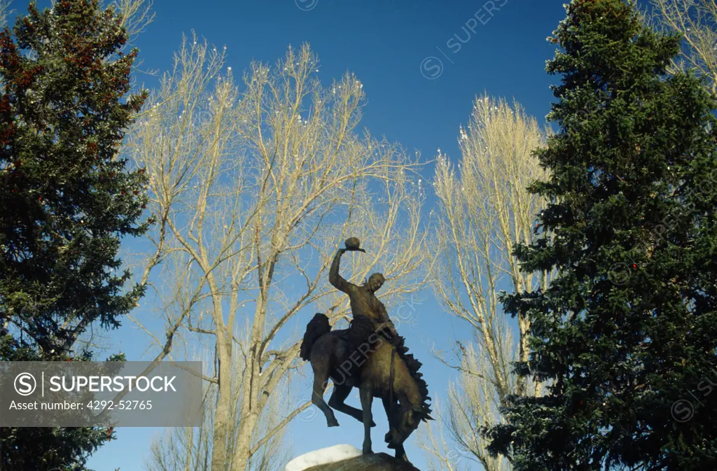 Usa, Wyoming, Jackson Hole, statue of cowboy in town gardens