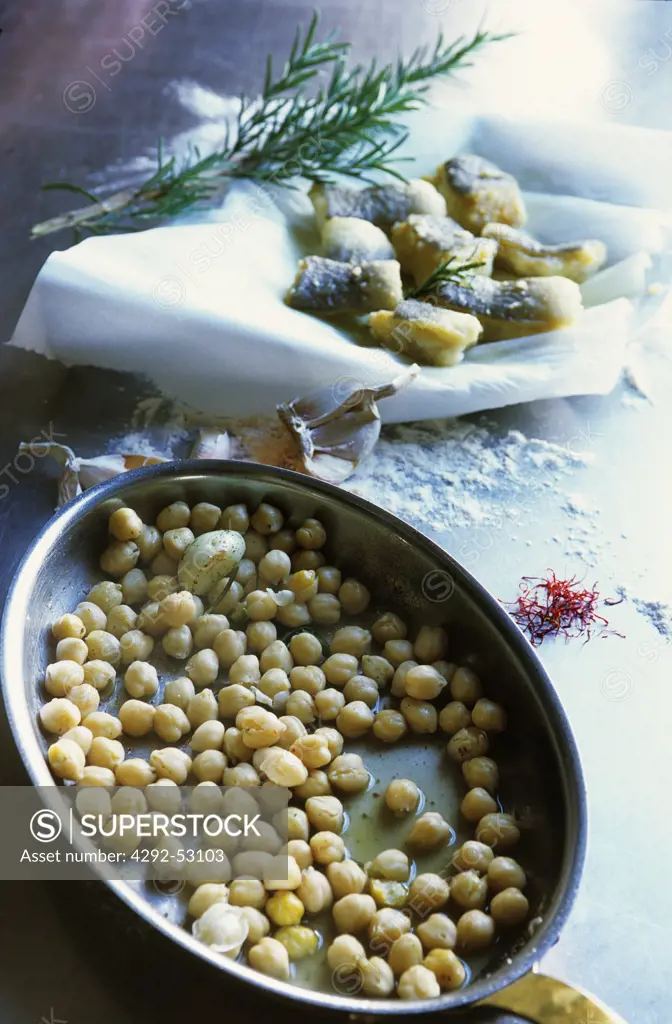 Chickpeas in pan to cook with stockfish
