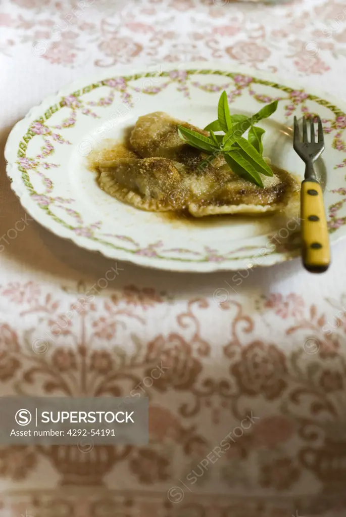 Sweet ravioli with plums, butter and cinnamon