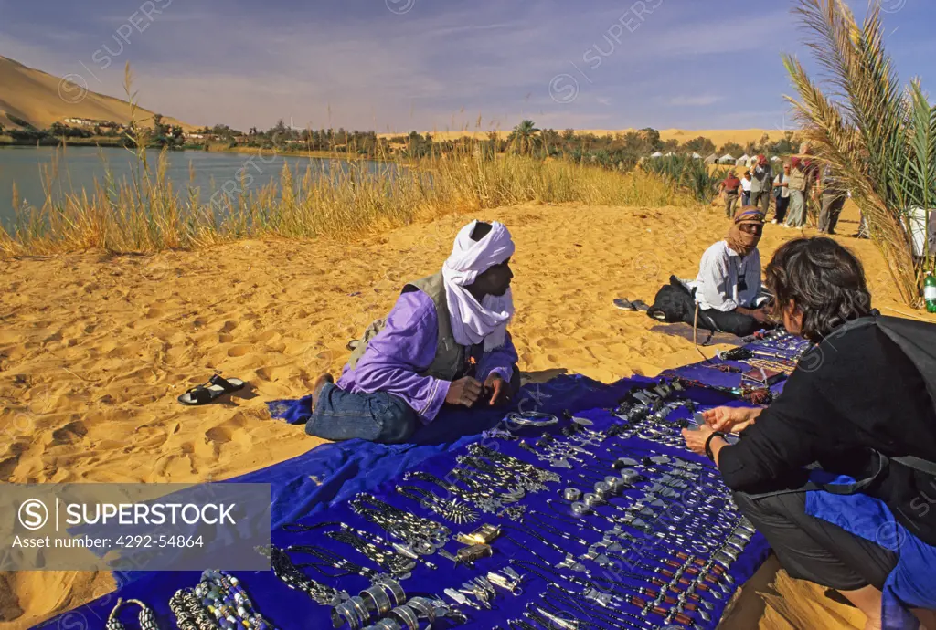 Libya, Ramlat ad-Duwadah desert, tuareg displaying handicrafts