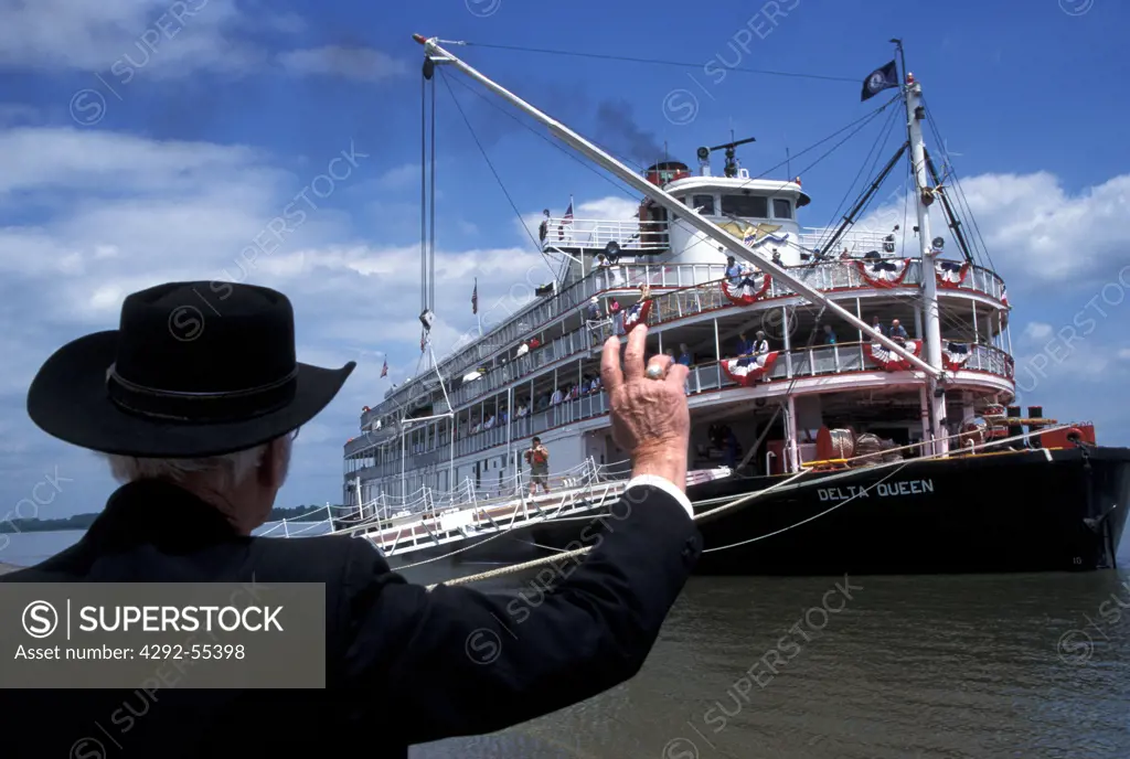 USA, Kentucky, Paducah, paddlewheel steamboat on the Ohio River