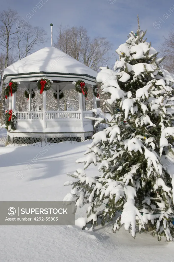 USA, Maine, Union, town park at Christmas with snow