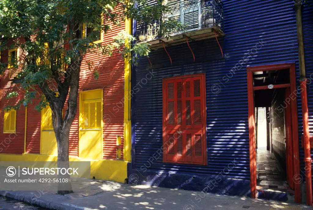 Brightly colored houses and art displays, Caminito pedestrian walk, La Boca, Buenos Aires, Argentina