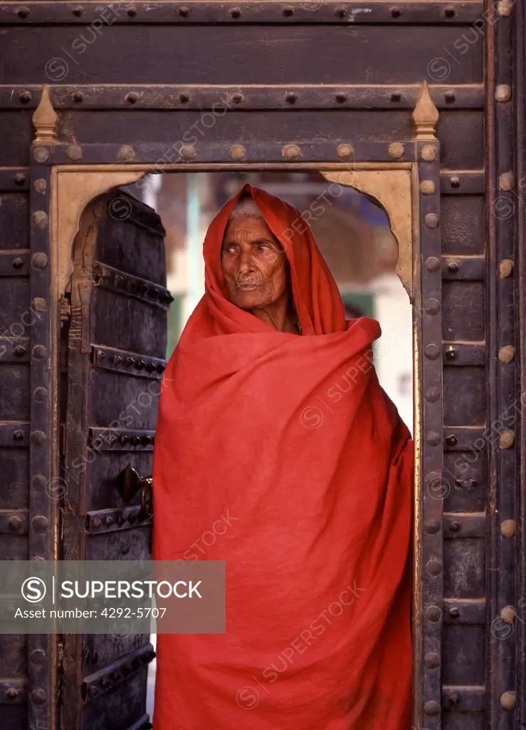 India, Rajasthan, Shekhawati, Mandawa, woman portrait