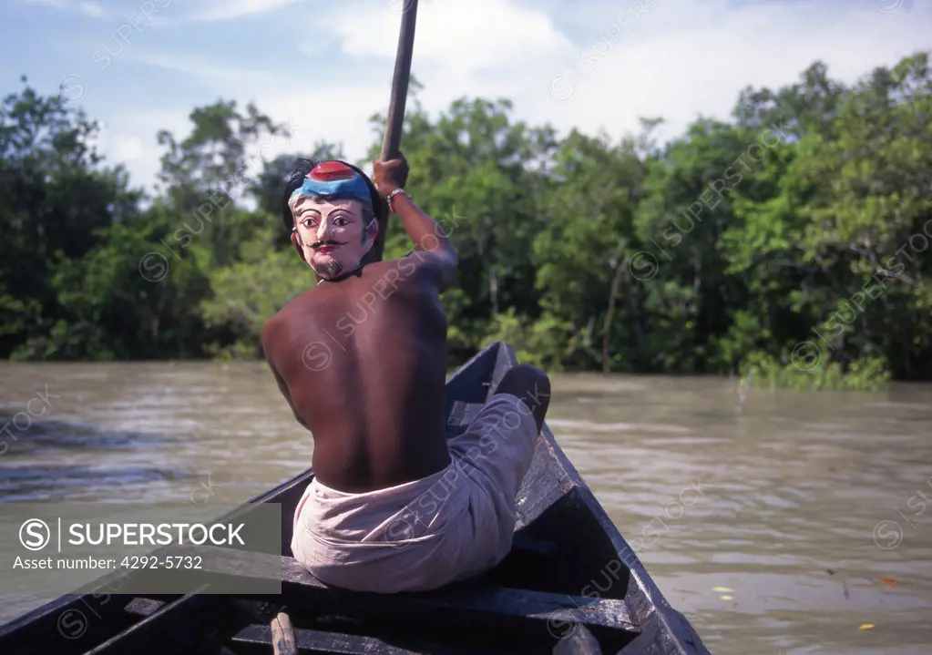 India, Sunderbans, Gange Delta, fisherman with typical mask worn as a protection against tigers