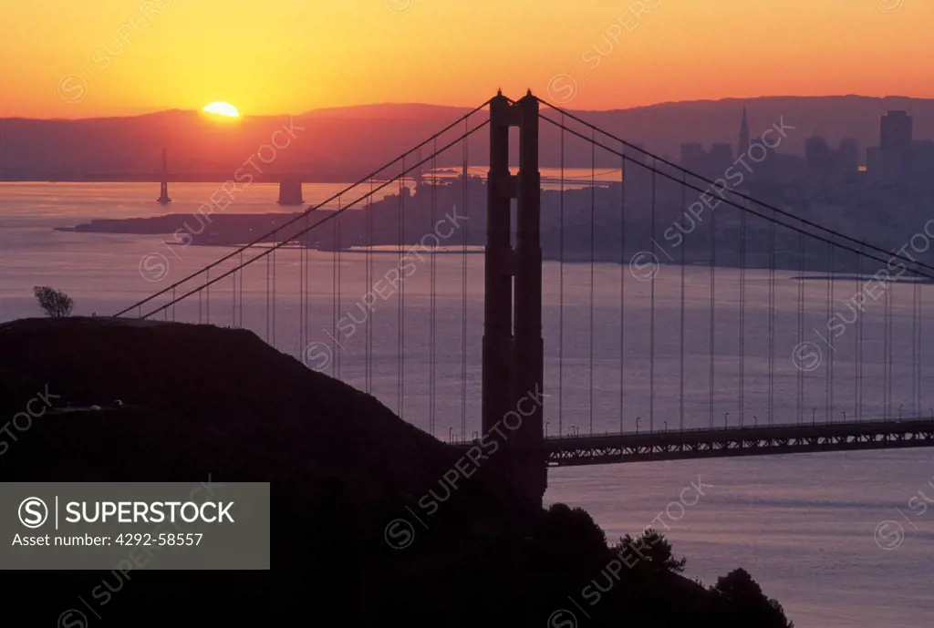 USA, California, San Francisco. Golden Gate Bridge at sunrise