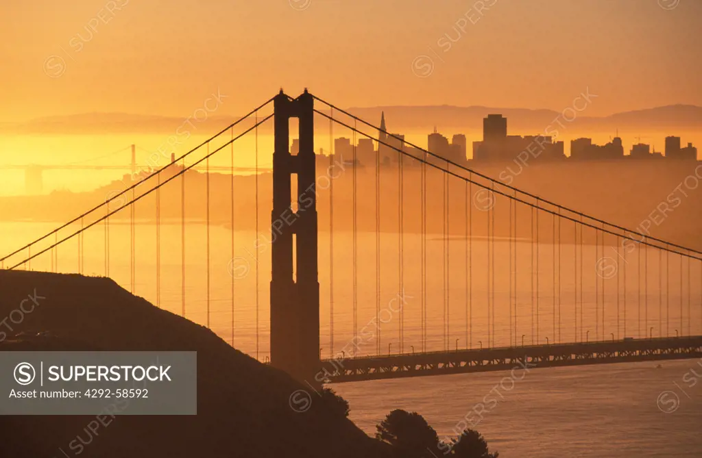 USA, California, San Francisco: Golden Gate Bridge at sunrise