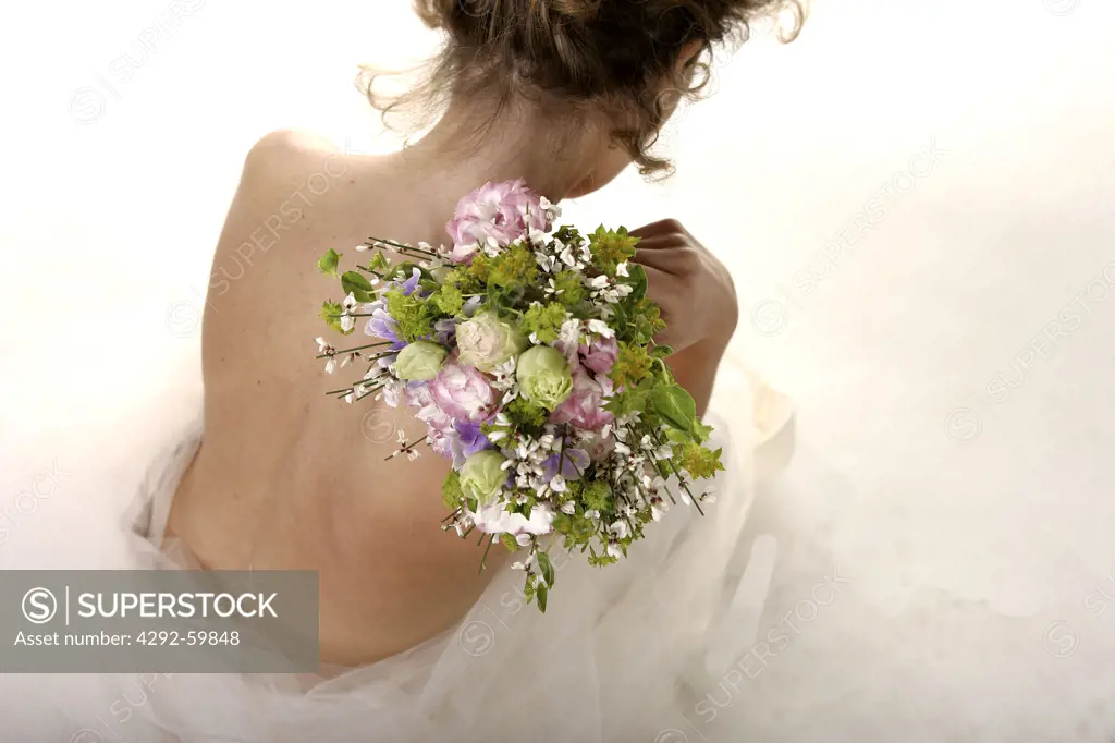 Young bride holding a bouquet of flowers