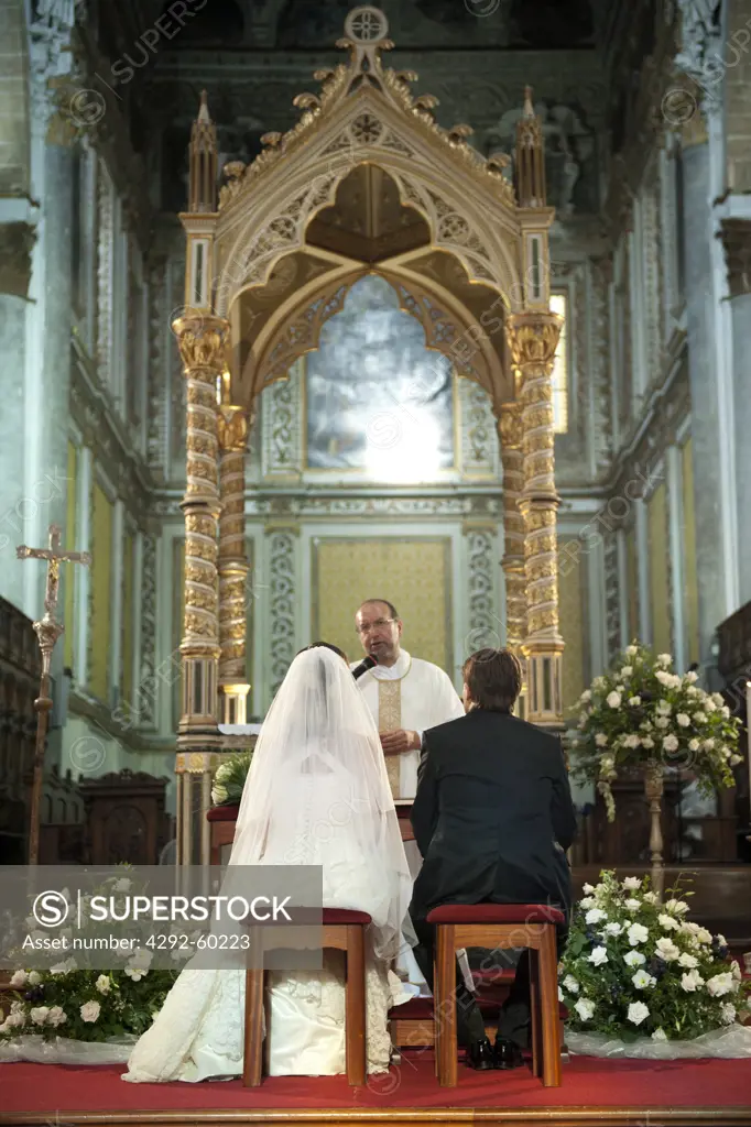 Italy, Sicily, Castelvetrano, couple on wedding day  in Madonna dell'Assunta church
