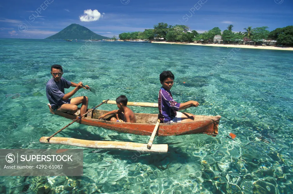 Bunaken National Park, Sulawesi, Indonesia, local fisherman with children