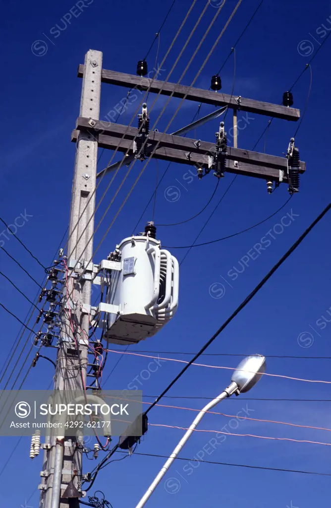 Energy distribution post and lamp post