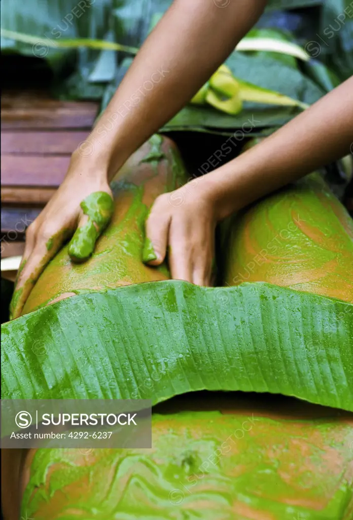 Indonesia, Bali, Ubud, Bagus Jati Spa, banana-leaf wrap with pandan scrub