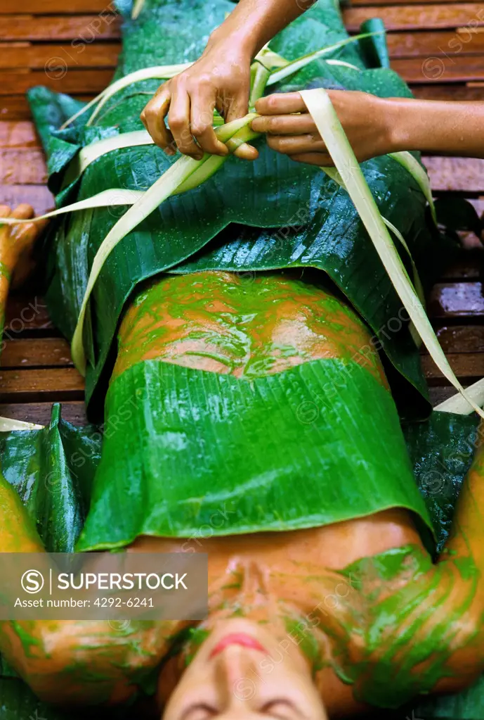 Indonesia, Bali, Ubud, Bagus Jati Spa, banana leaf wrap with pandan scrub