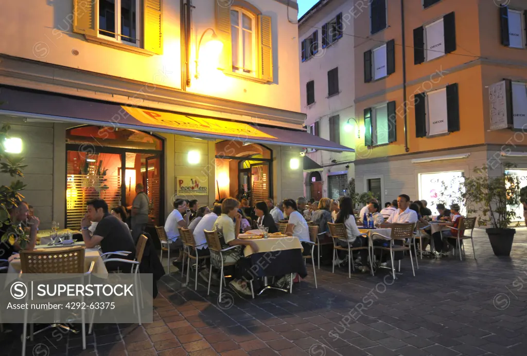 Italy, Lombardy, Como, Piazza Volta at dusk, pizzeria Pepe Nero