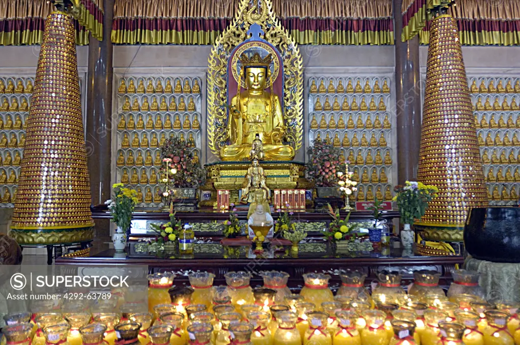 Asia, Malaysia, Penang Island. Dhammikarama temple, altar