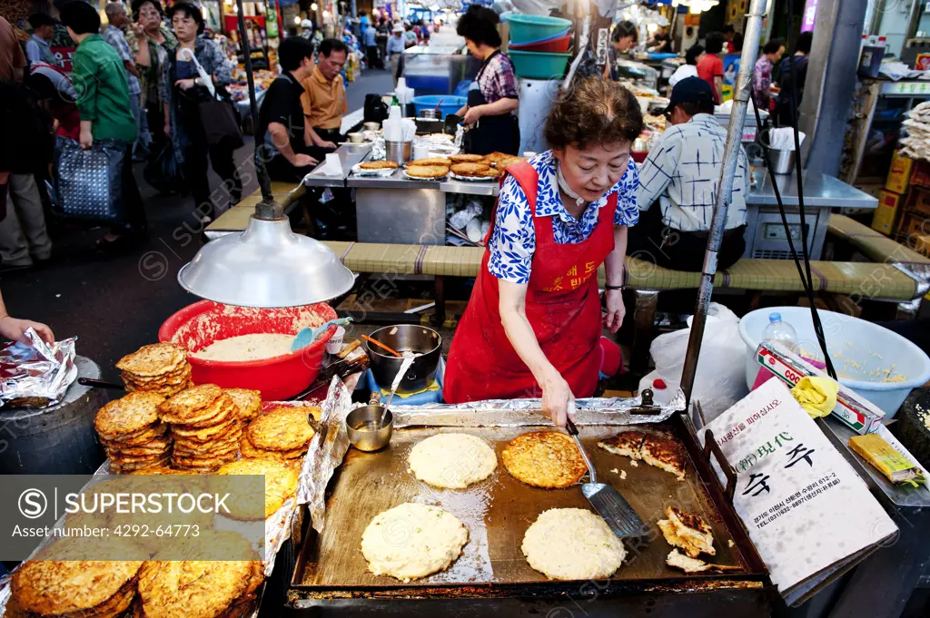 South Korea, Seul, Gwangjang market, street restaurant with traditional fried tortillas