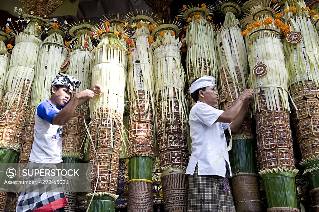 Indonesia, Bali, Bedulu, Pura Samuan Tiga temple, preparation before ceremony