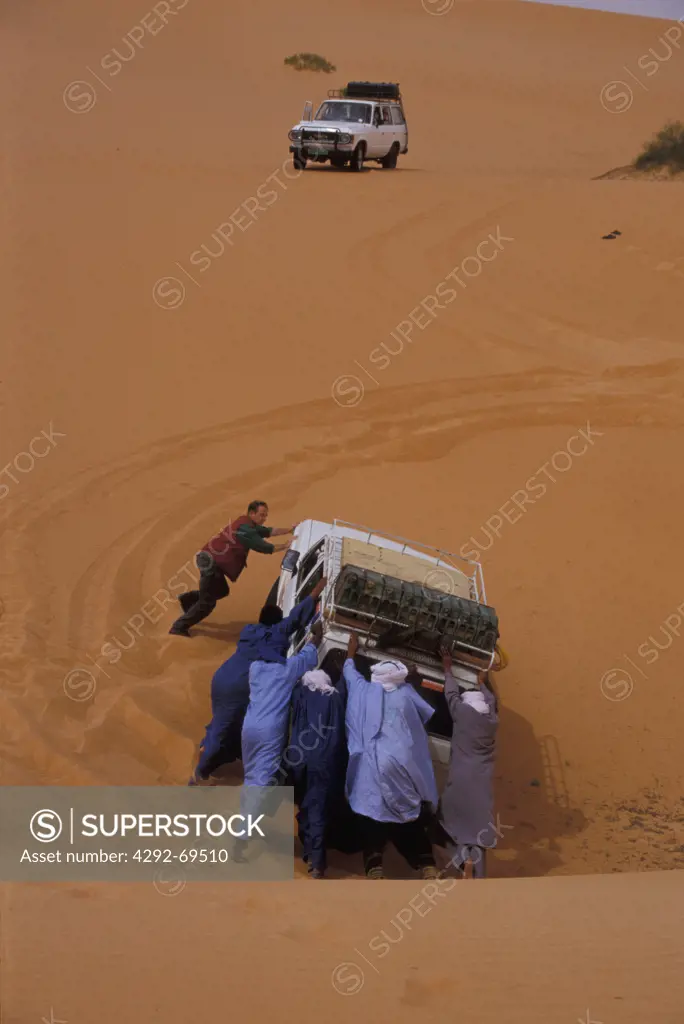 Libya, Erg Ubari, car stucked in a dune