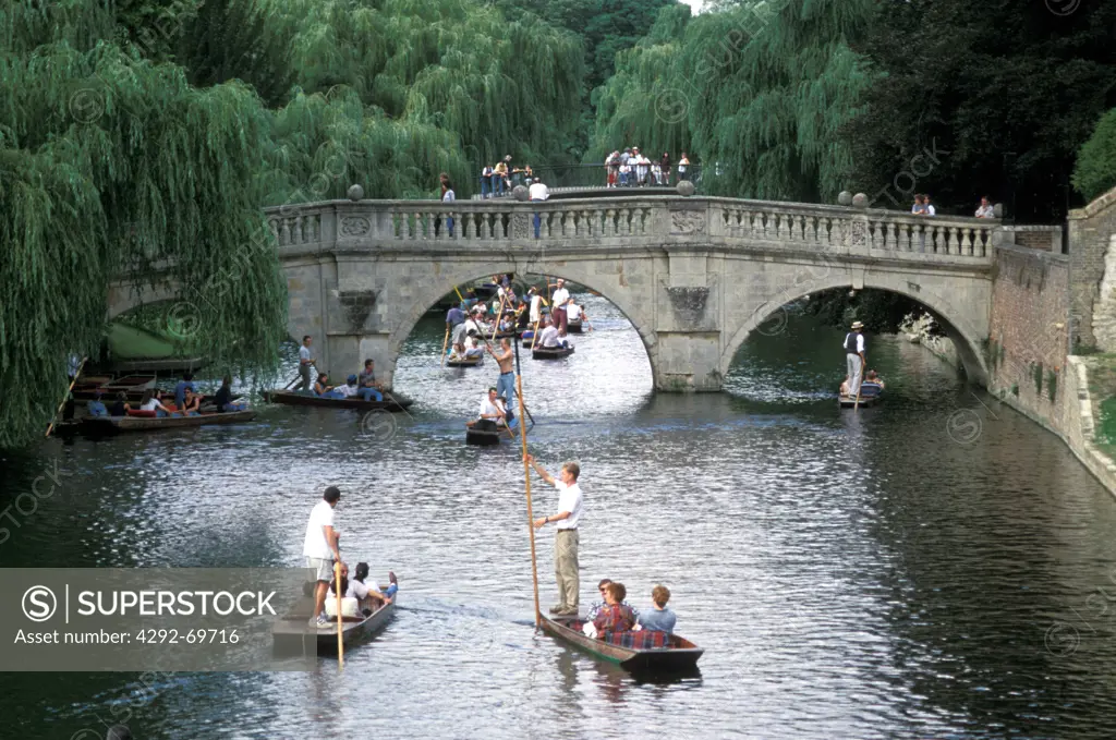UK, Cambridge. Tourists on the river Cam