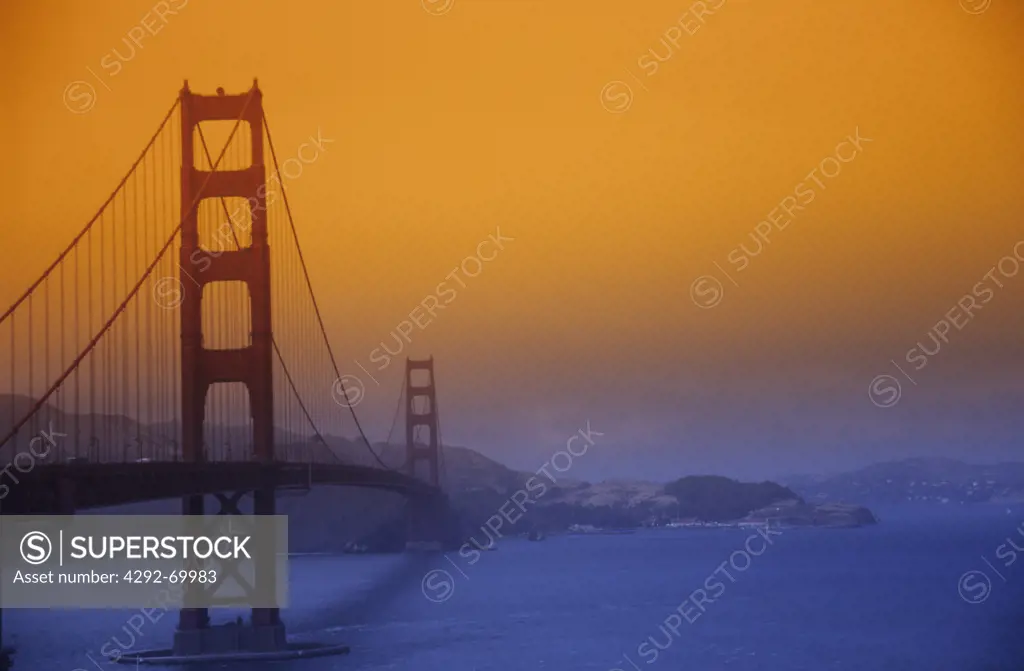Usa, California, San Francisco, Golden Gate Bridge at dusk