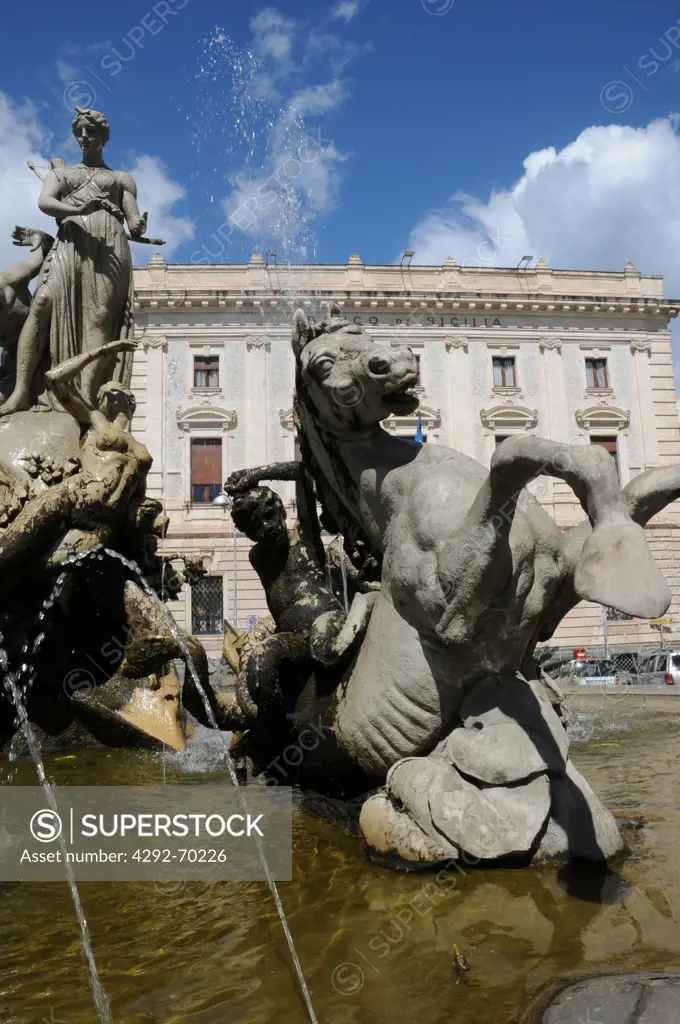 Italy, Sicily, Siracusa, the Ortigia quarter, Artemide Fountain.