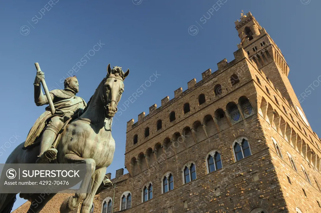 Italy, Tuscany, Florence, Piazza della Signoria, statue of Grand Duke Cosimo I background Palazzo Vecchio.