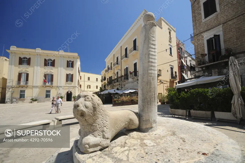 Italy, Puglia, Bari, Mercantile Square, infamous column, marble lion