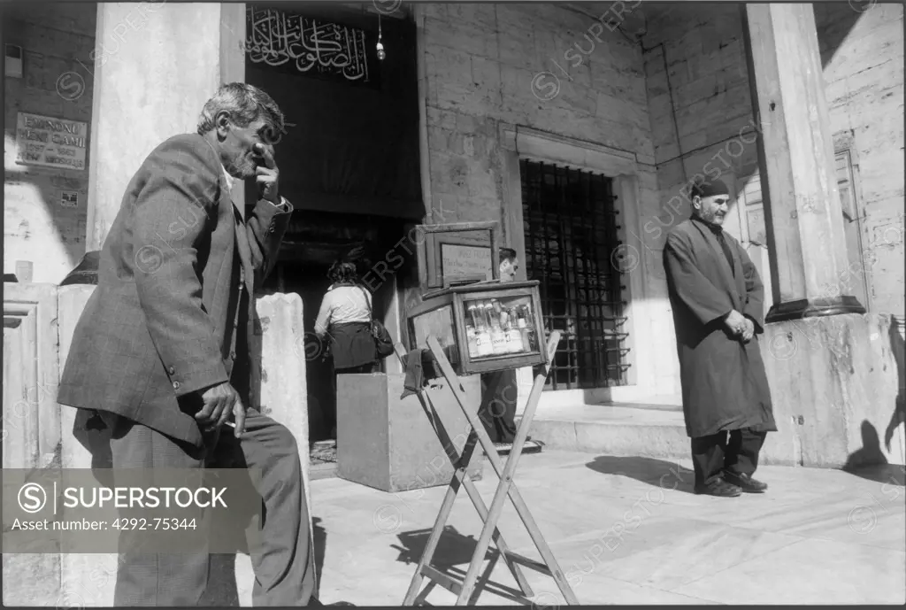 Turkey, Istanbul, salesman in front of mosque