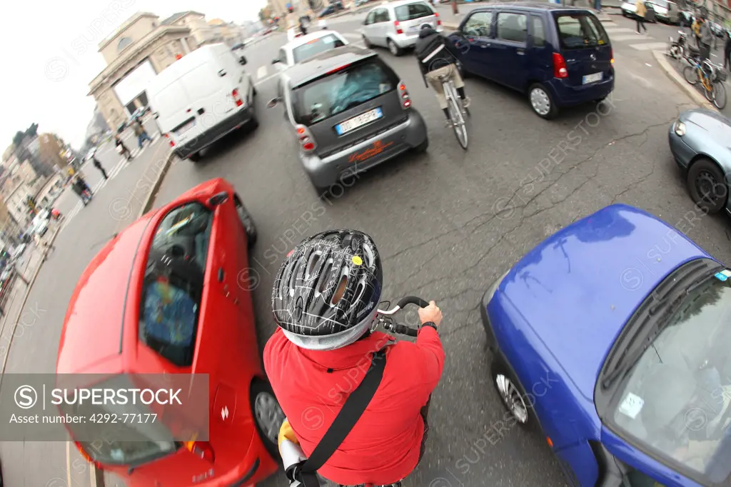 Italy, Lombardy, Milan, cyclist in traffic