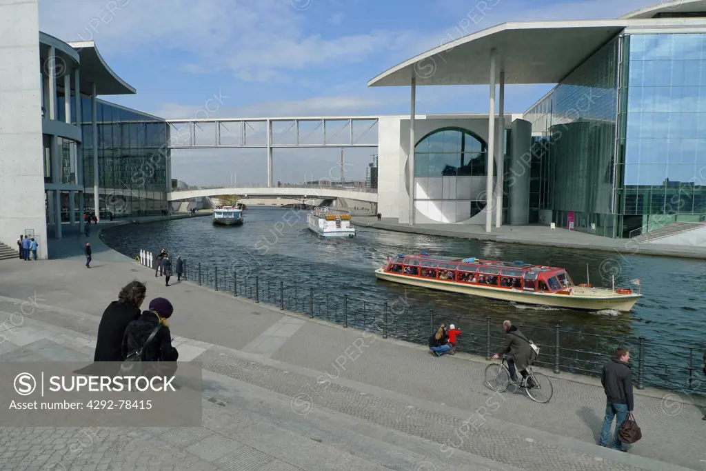 Germany, Berlin, River Spree, near Reichstag Palace