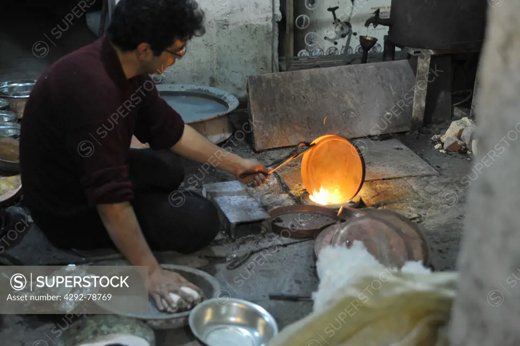 Iran, Isfahan, Gran Bazaar, Artisant Working Metal