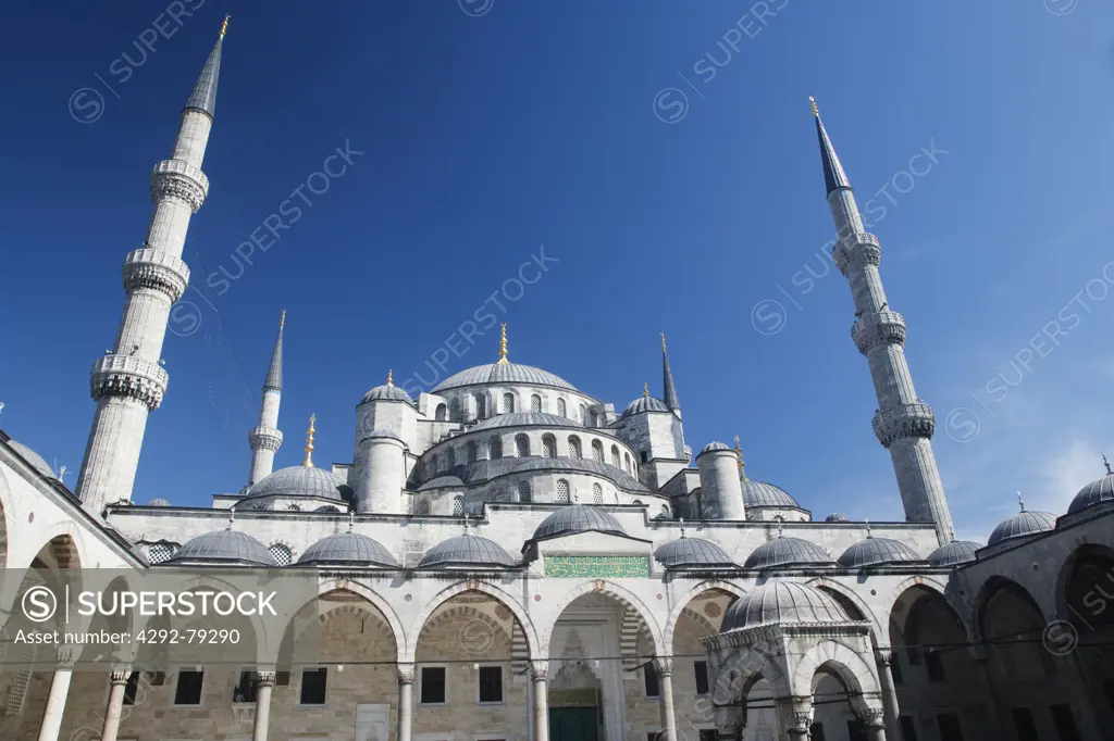Turkey, Istanbul, Sultanhamet Mosque, Blue Mosque courtyard