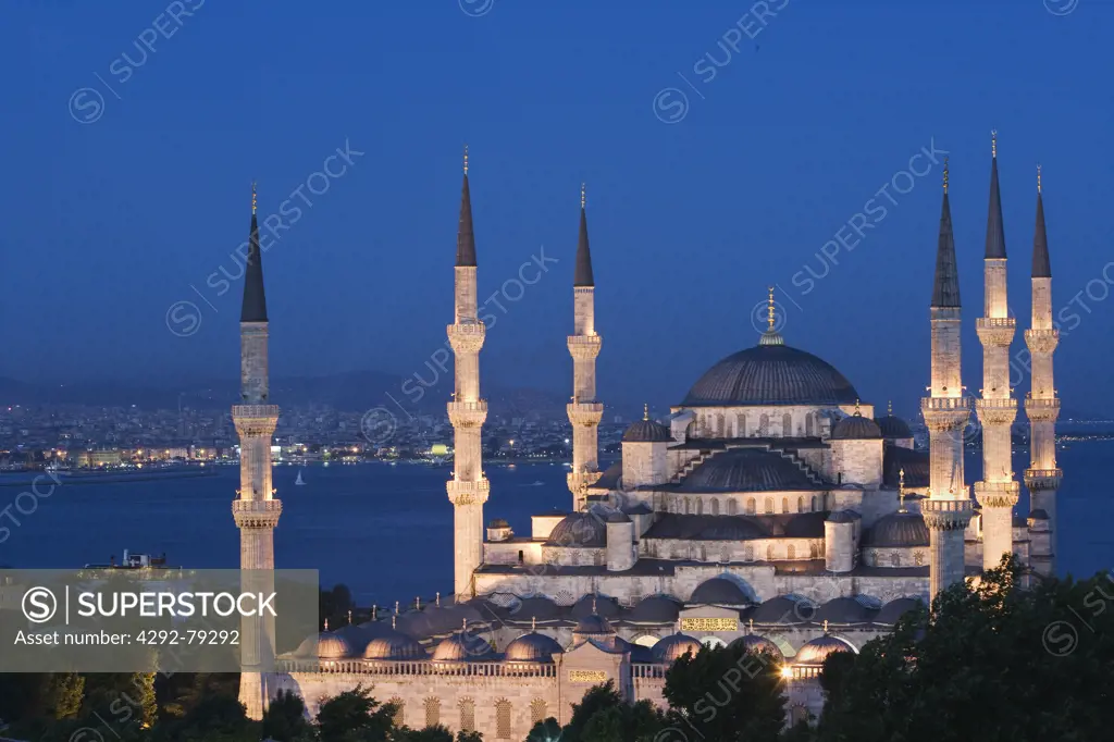Turkey, Istanbul, the Blue Mosque at dusk