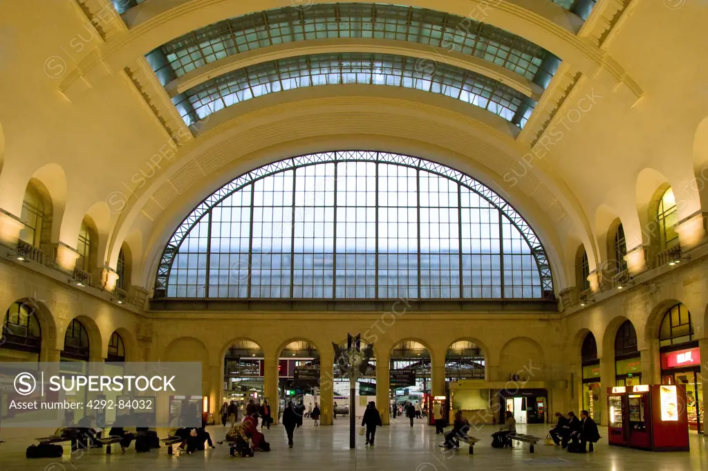 France, Île-de-France, Paris, railway station