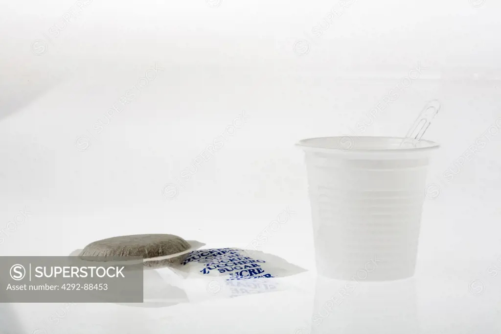 Disposable coffe whit sugar and coffe pod