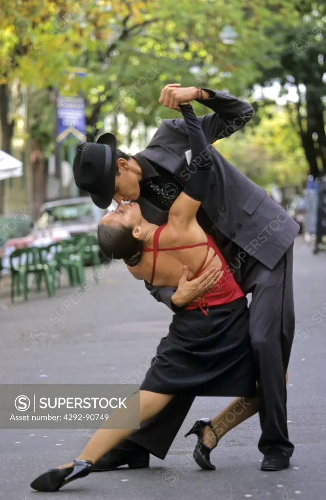 Argentina, Buenos Aires, La Boca quarter, couple performing Tango