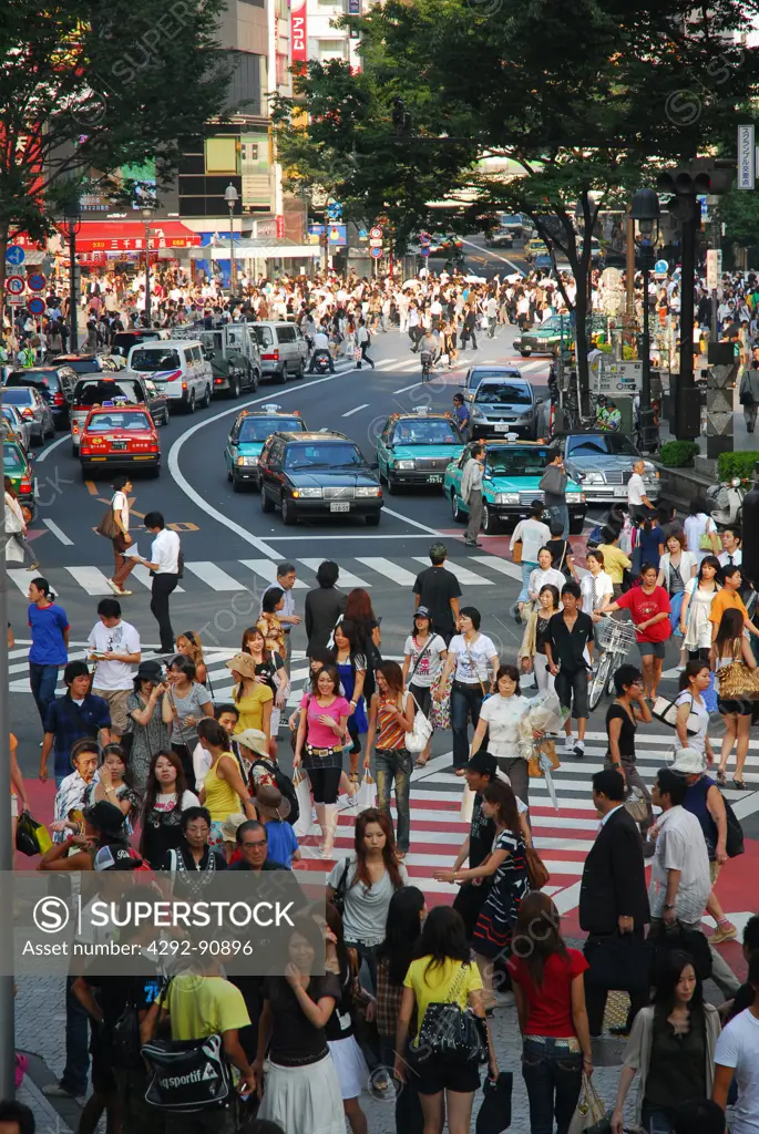 Japan, Tokyo, Shibuya, pedestrians in zebra crossing
