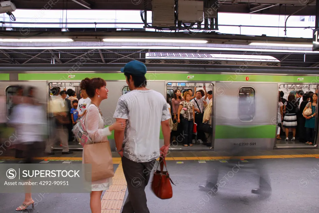 Japan, Tokyo, couple at railway station