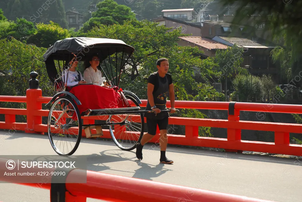 Japan, Takajama, couple carryed on a rickshaw