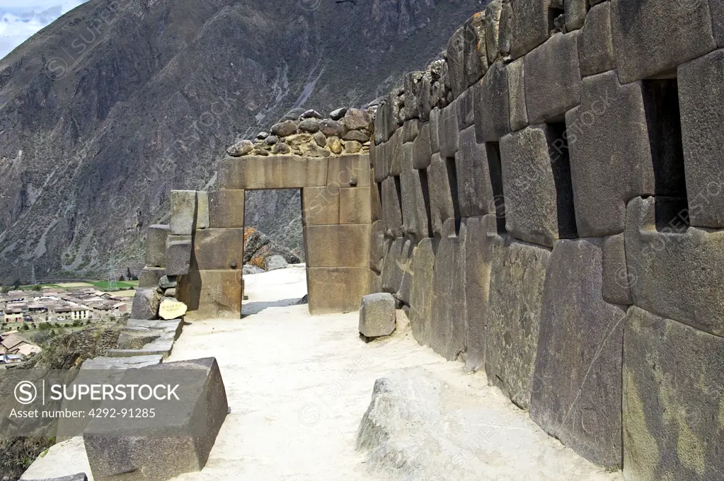 Peru, Cuzco area, Crow Valley, Ollantaytambo Inca fortress
