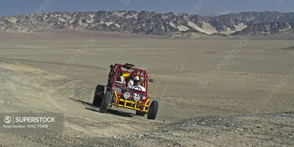 Peru, Paracas, jeep in the desert