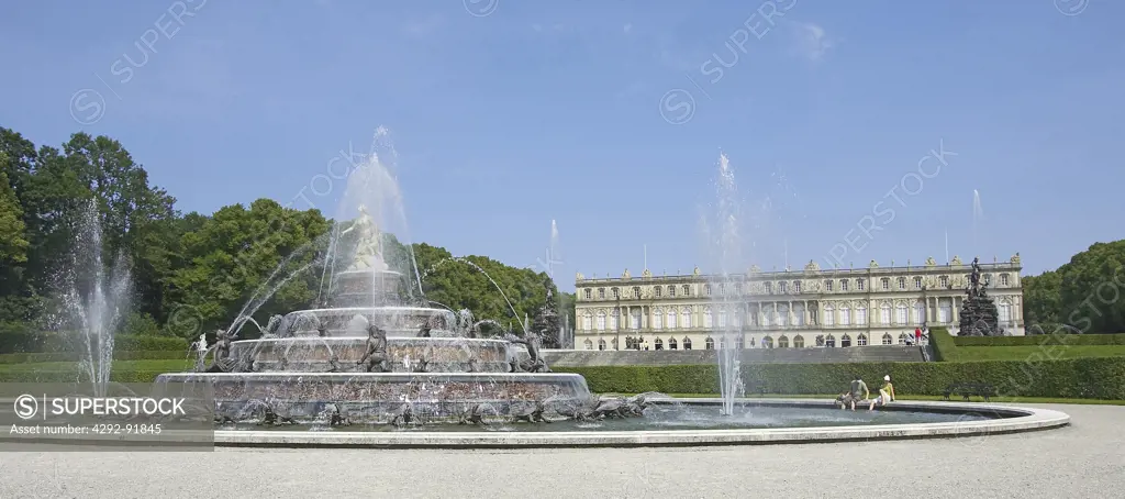 Germany, Bavaria, Herrenchiemsee Castle, fountain in the park