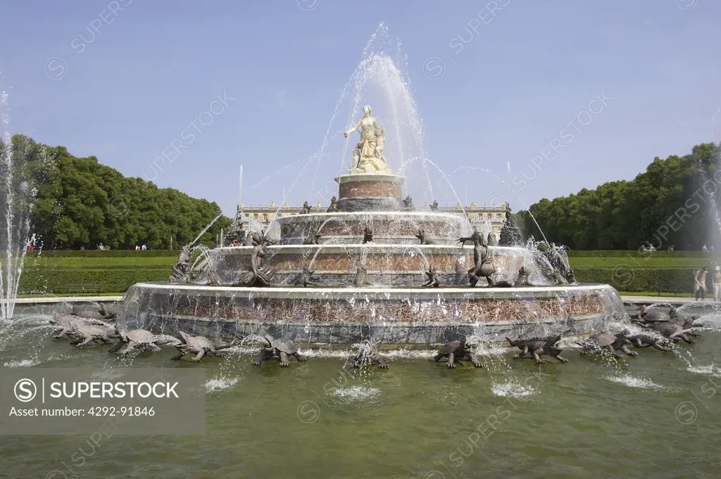 Germany, Bavaria, Herrenchiemsee Castle, fountain in the park