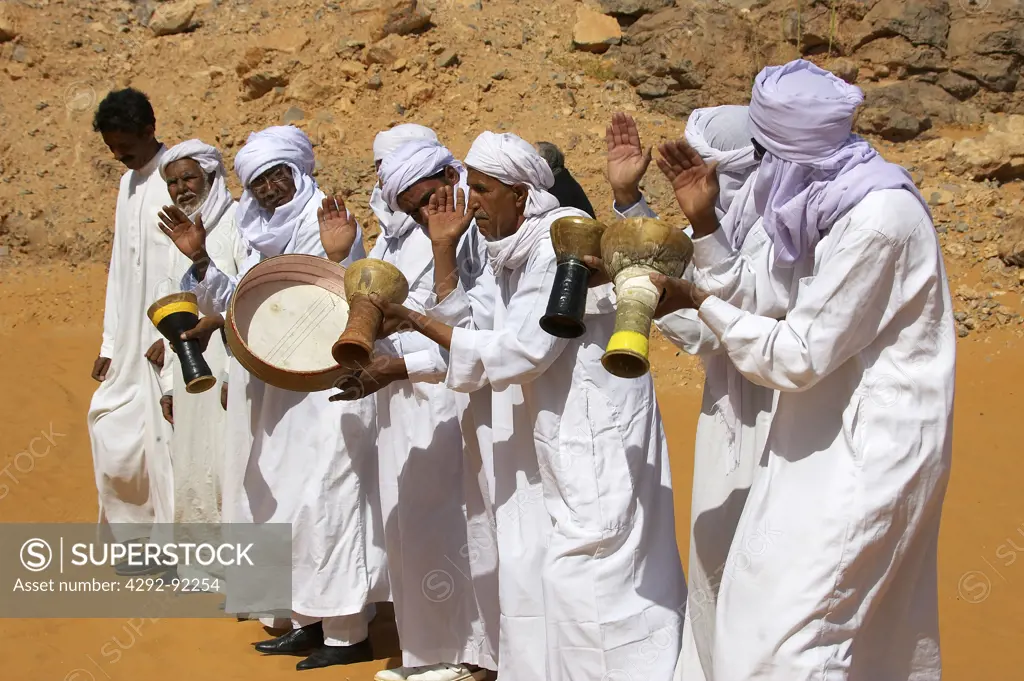 Africa, Algeria, Saoura area, Sahara desert, musician in traditional clothing