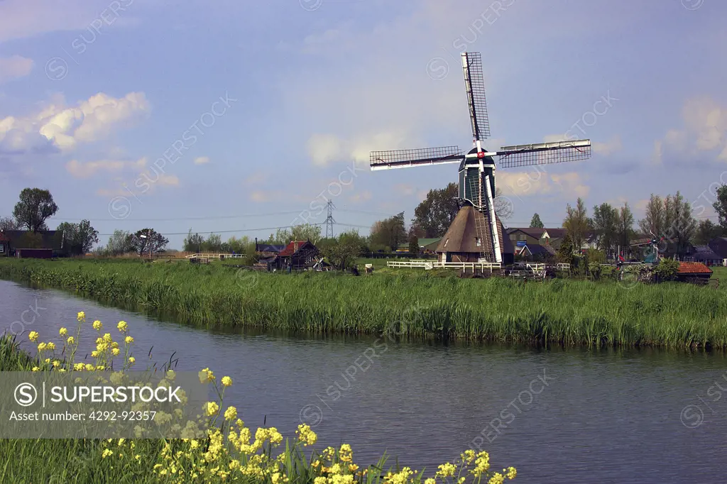 Europe, Netherlands, Oud Alblas village, windmill